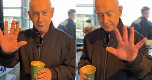 نتنياهو يرد على شائعة “الستة أصابع” بالقهوة: عدوها بأنفسكم!