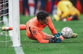  ياسين بونو يتألق ويقود فريقه ببراعة في ركلات الترجيح أمام الأهلي