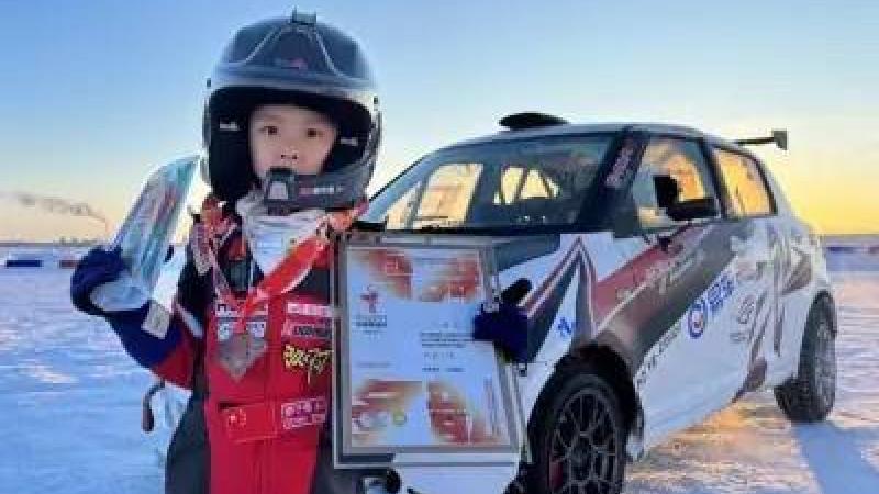 أصغر سائق سباقات محترف بعمر 8 سنوات