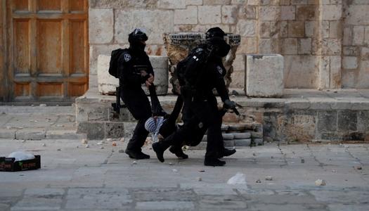 الاحتلال الإسرائيلي يعتدي على المصلين ويعتقل شبان فلسطينيين وسط القدس