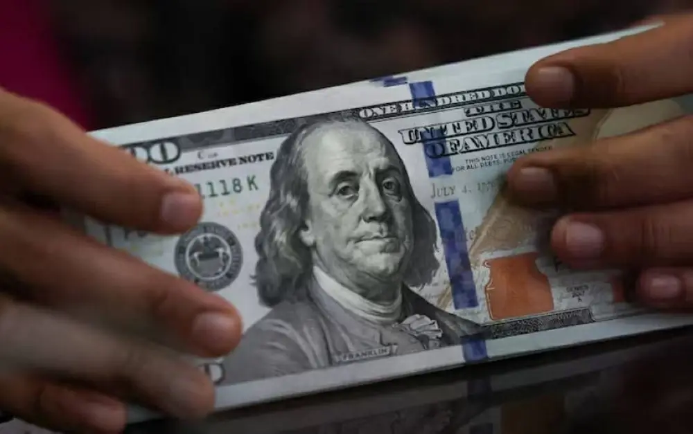 الدولار يتراجع للأسبوع الثاني على التوالي بعد إعلان فتح “مضيق هرمز”
