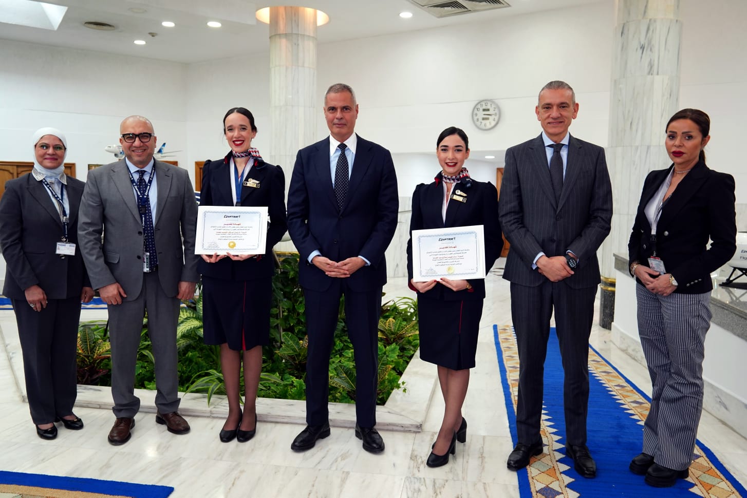 رئيس الشركة القابضة لمصر للطيران يكرم طاقم الضيافة الجوية لموقفهم الإنساني في إحدي الرحلات