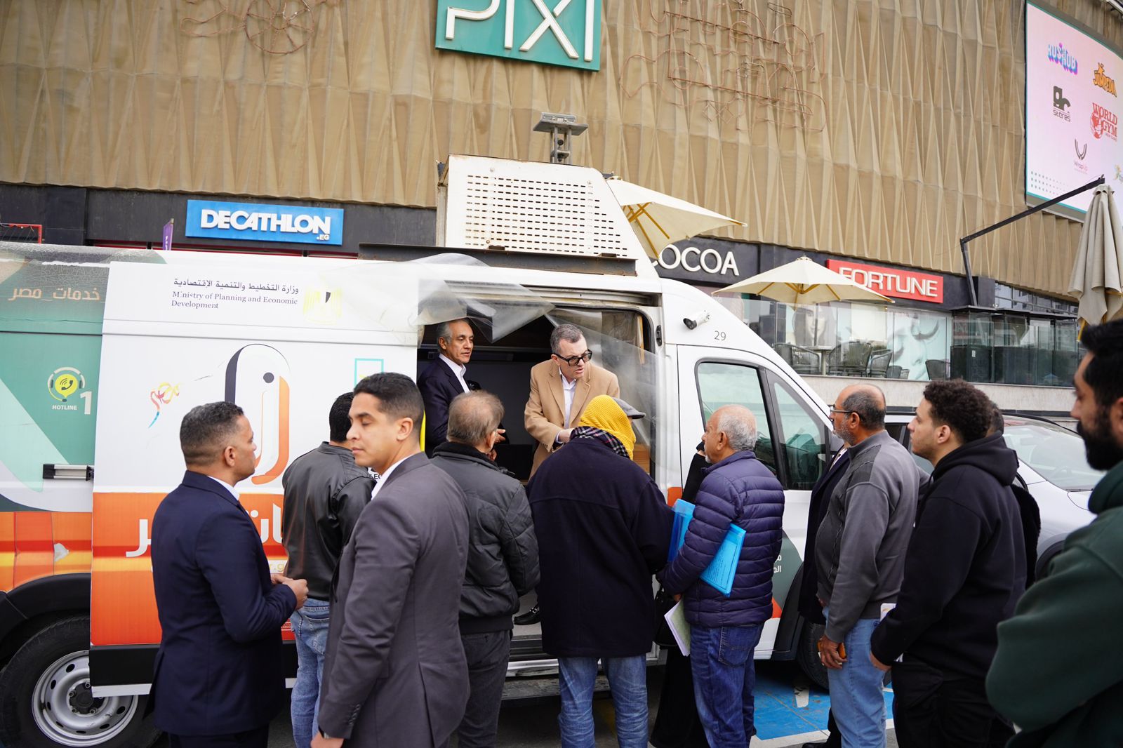 وزيرا العدل والتخطيط والتنمية الاقتصادية يتفقدان إحدى “سيارات التوثيق” المتنقلة بالتجمع الخامس