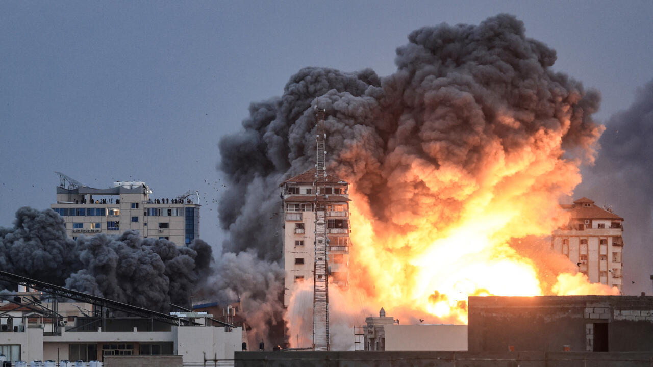 مقتل وإصابة 12 شخصا في غارة إسرائيلية على بلدة “طورا” جنوب لبنان