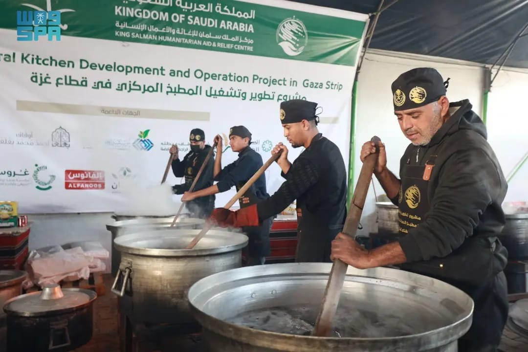 مركزالملك سلمان للإغاثة يواصل جهوده بتوزيع وجبات يومية على آلاف الأسر النازحة بغزة