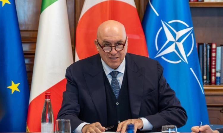 وزيرا الدفاع الإيطالي والياباني يبحثان خفض التصعيد بمضيق هرمز وبرنامج مقاتلات