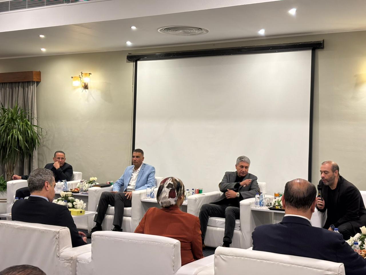 صور..وزير السياحة والآثار ومحافظ جنوب سيناء يعقدان اجتماعاً موسعاًمع أعضاء جمعية مستثمري جنوب سيناء