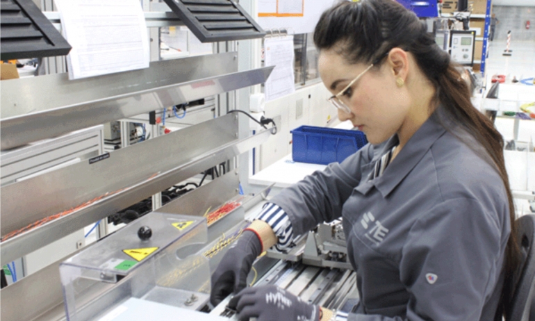  المغرب يتفوق عالميا في إدماج النساء بالقطاع الصناعي بنسبة 41%