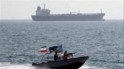 تحذيرإيراني يوقف مسار مدمرة أمريكية نحو مضيق