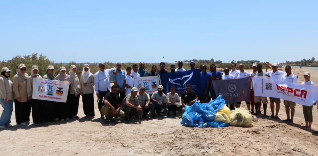 إزالة 1.5 طن مخلفات من شواطئ الغردقة في حملة بيئية بمناسبة يوم الأرض