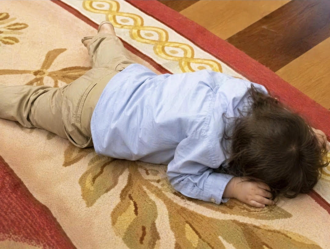 طفل أصم يجذب الأنظار في البيت الأبيض خلال فعالية حول الرعاية الصحية