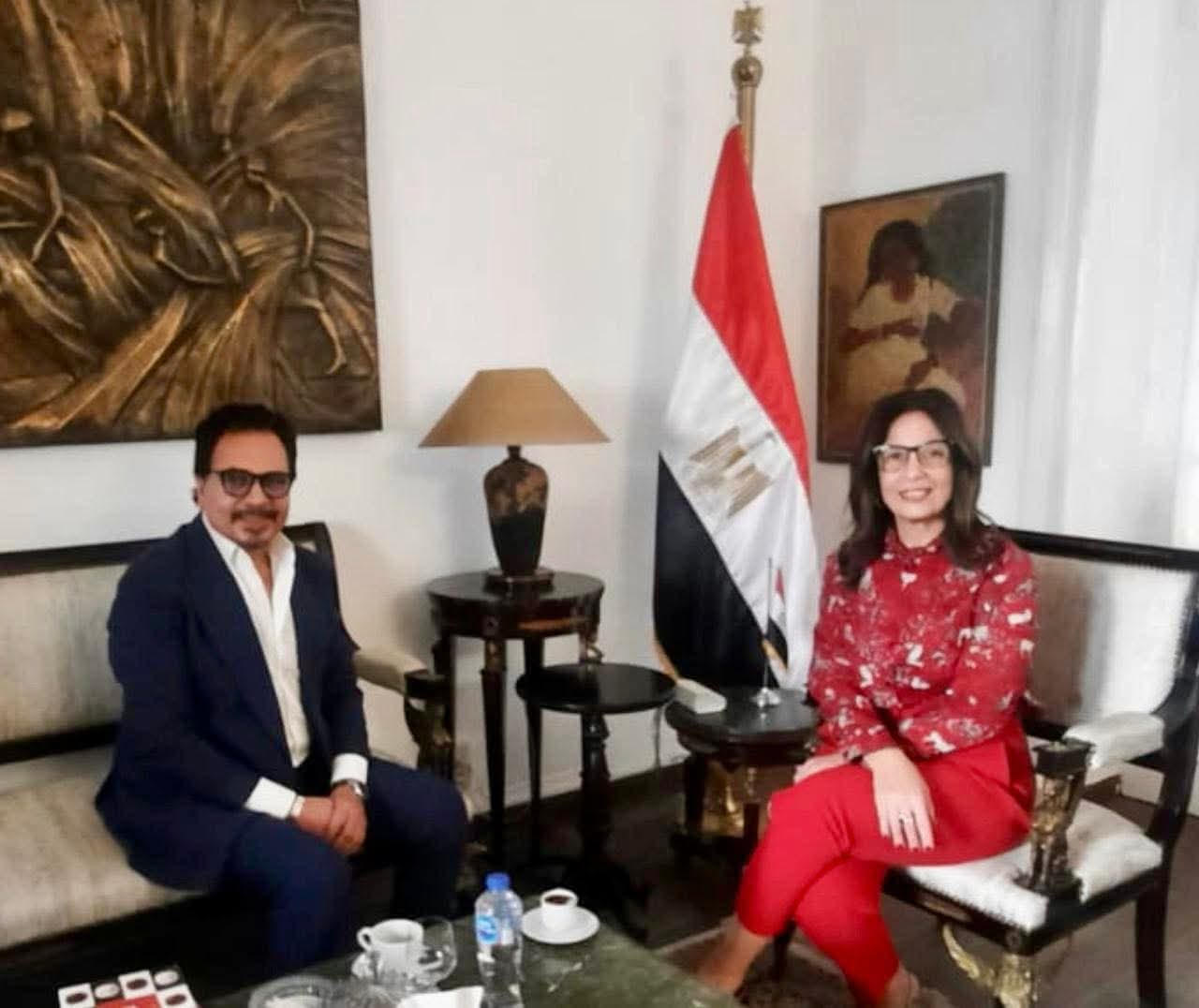 الدكتورة جيهان زكى وزيرة الثقافة تناقش مع الفنان محمد رياض الاستعدادات للدورة 19 من المهرجان القومى للمسرح المصرى