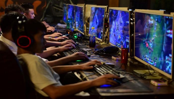 “شاشات تسلب العقول”.. التداعيات النفسية لإدمان الألعاب الإلكترونية ومسارات الحماية المجتمعية