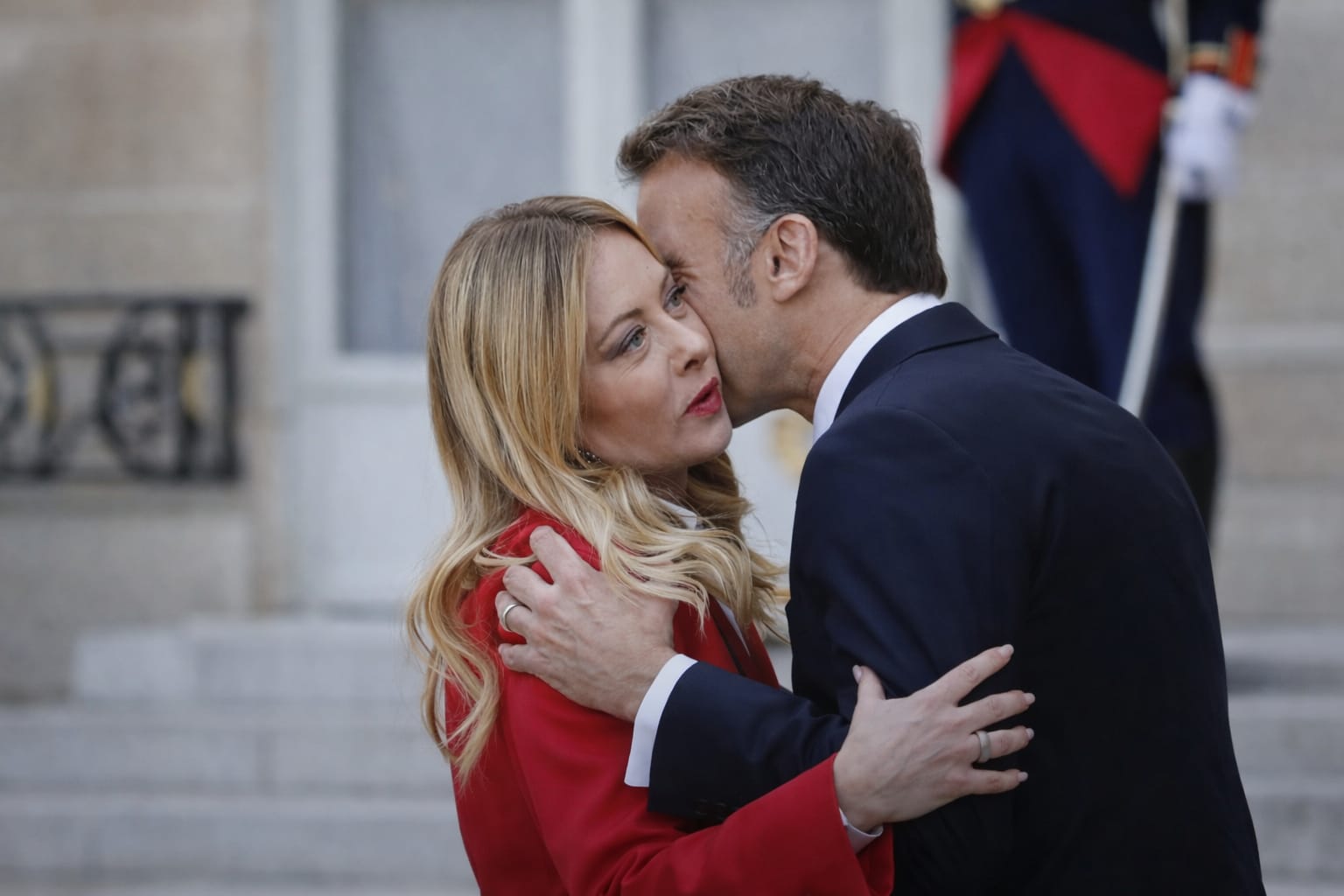 موقف لافت لماكرون خلال استقباله ميلوني في باريس