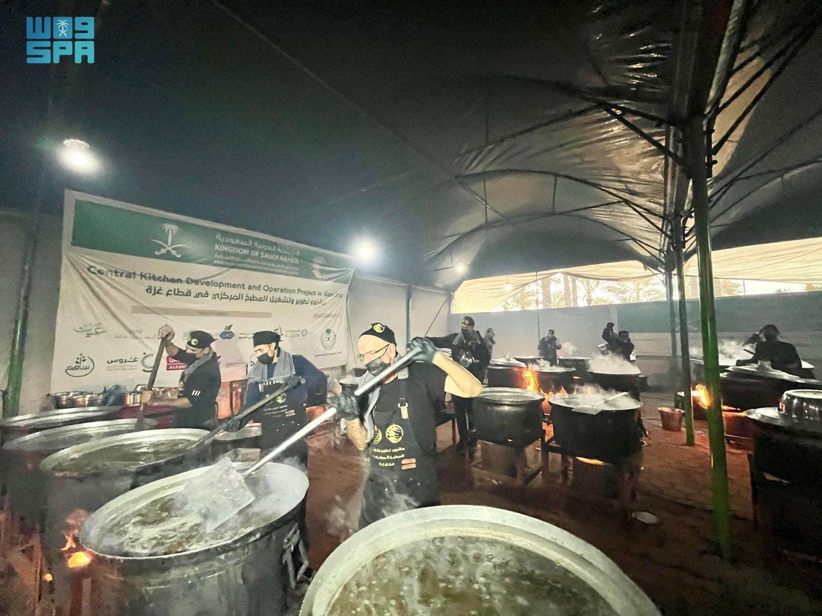 صور..مركز الملك سلمان للإغاثة يوزع أكثر من (​30) ألف وجبة غذائية  بقطاع غزة