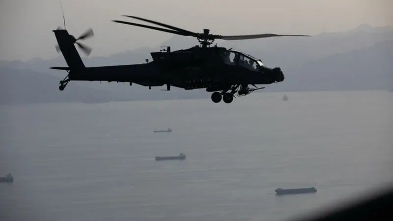 القيادة المركزية الأمريكية: مروحيات أباتشي تحلق فوق مضيق هرمز ضمن دوريات تأمين الملاحة