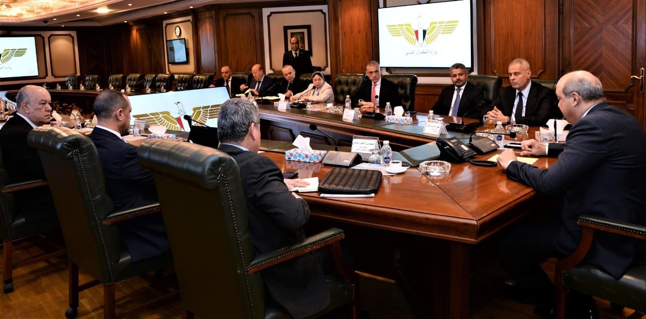 وزير الطيران المدني يعقد اجتماعا لمتابعة الاستعدادات النهائية لموسم الحج 1447هـ