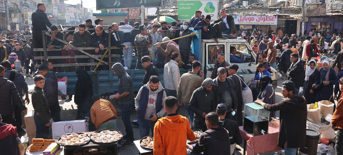 ارتفاع حاد في البطالة بغزة بعد تدمير الأنشطة الاقتصادية
