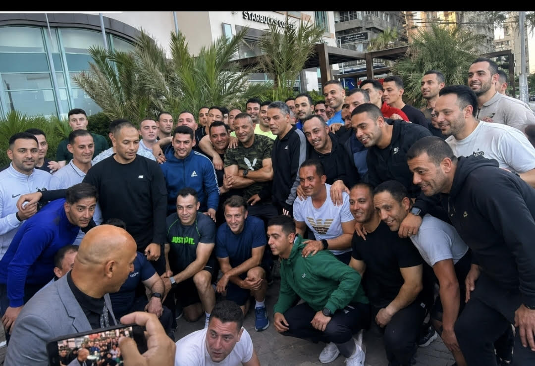 الرئيس الفرنسي يلتقط صور تذكارية مع الشباب وعمال المطاعم بالإسكندرية