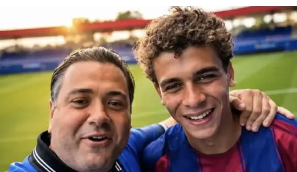 الإعلامي المغربي أشرف بن عياد… الداعم الخفي وراء اللاعب المصري حمزة عبدالكريم في برشلونة
