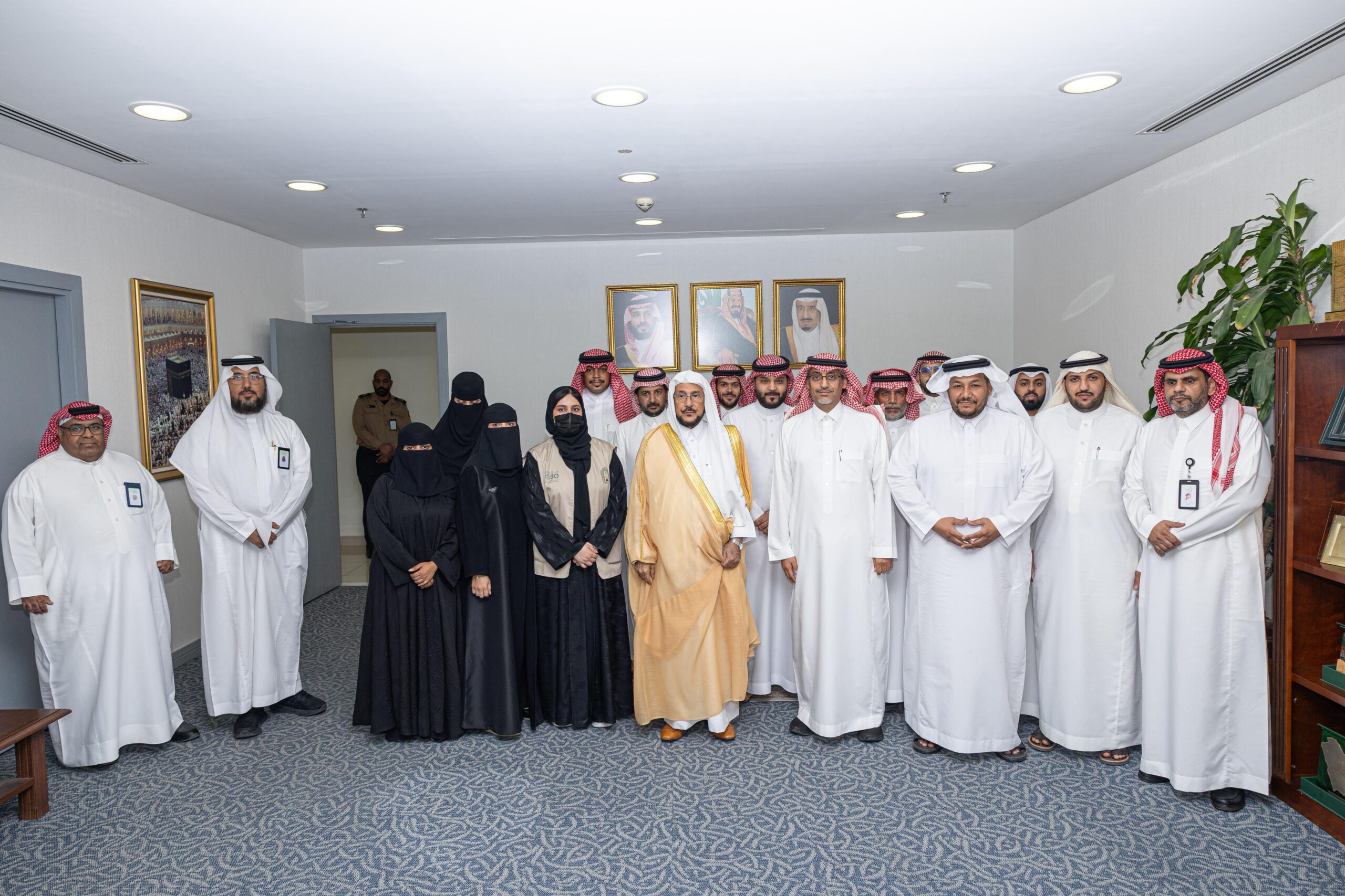 وزير الشؤون الإسلامية السعودي يتفقد إدارةالإعلام بديوان الوزارة ويشيد بمنجزاتها الإعلامية