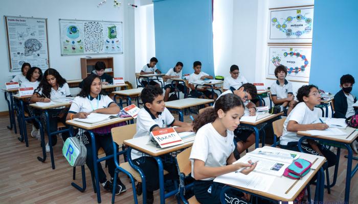 نتائج صادمة تفتح باب التساؤلات… هل أصبحت مناهج العربي والدين والدراسات في المدارس الدولية عبئا يفوق قدرة الطلاب؟