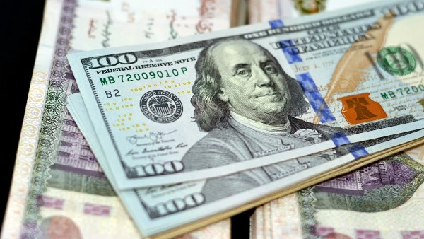 الدولار يواصل التراجع في مصر والجنيه يحقق مكاسب جديدة