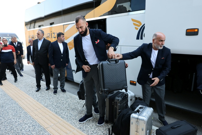 قرار مفاجئ يجبر منتخب إيران على مغادرة الولايات المتحدة إلى المكسيك وسط انتقادات للتنظيم