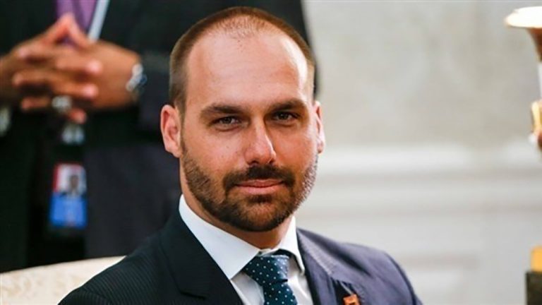المحكمة العليا في البرازيل تقضي بسجن إدواردو بولسونارو غيابيا وتمنعه من تولي المناصب العامة
