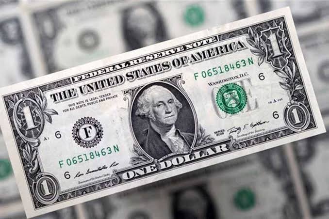 الدولار يستأنف التراجع أمام الجنيه المصري 