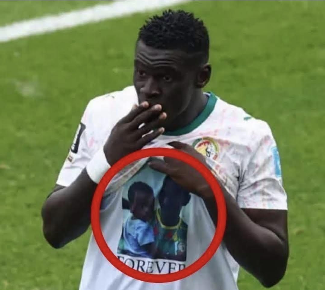 اللاعب السنغالي عبد الله سيك يخلد ذكرى نجله الراحل بصورة مؤثرة خلال المباراة