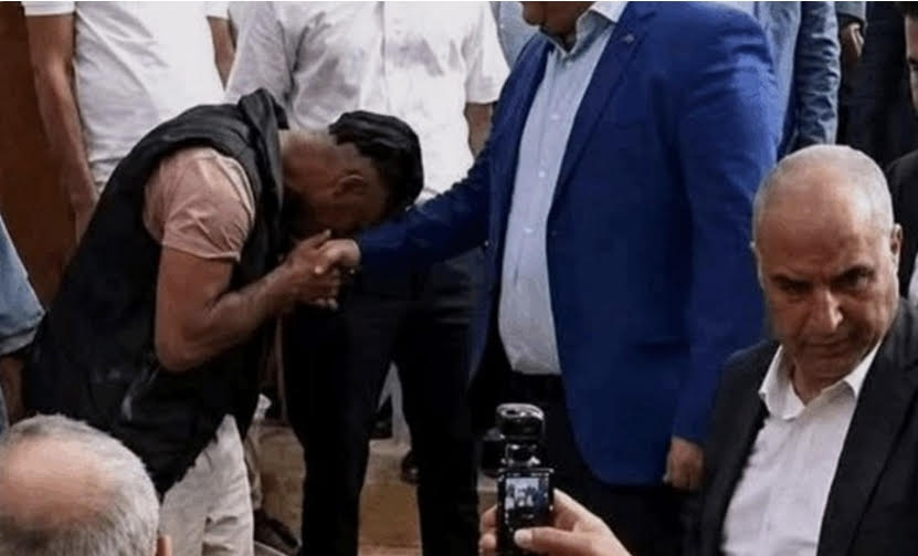 الجزائر: انحناء شاب لتقبيل يد رئيس حزب يشعل مواقع التواصل