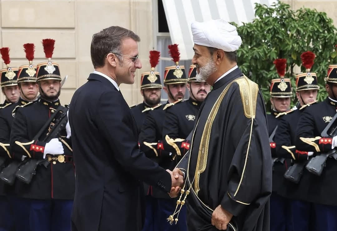 سلطان عُمان يزور فرنسا ويوقع 12 اتفاقية لتعزيز التعاون في الطاقة والاستثمار والبنية التحتية