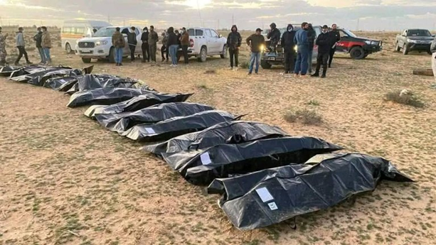 العثور على جثث 15 مهاجرا جرفتها الأمواج إلى شاطئ الخمس شرقي طرابلس