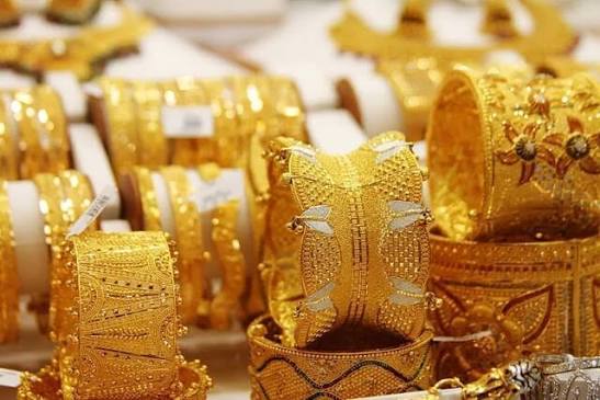 الذهب يتراجع في مصر رغم ارتفاعه عالميا