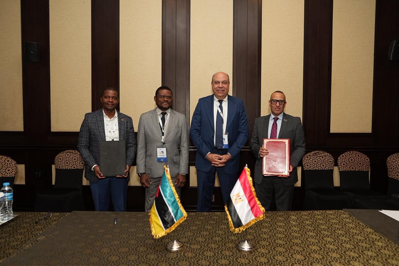 وزير الطيران يشهد توقيع مذكرة تفاهم بين مصر وموزمبيق لتعزيز التعاون الفني في مجال الطيران المدني