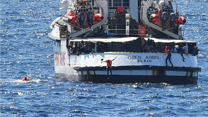 اعتقال 8 جزائريين في إيطاليا بتهمة الانتماء لشبكة تهريب مهاجرين بين الجزائر وسردينيا وفرنسا