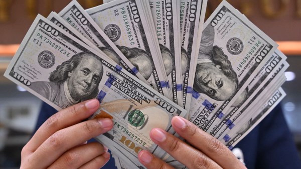الدولار يواصل ارتفاعه في مصر… و50.45 جنيه أعلى سعر للبيع