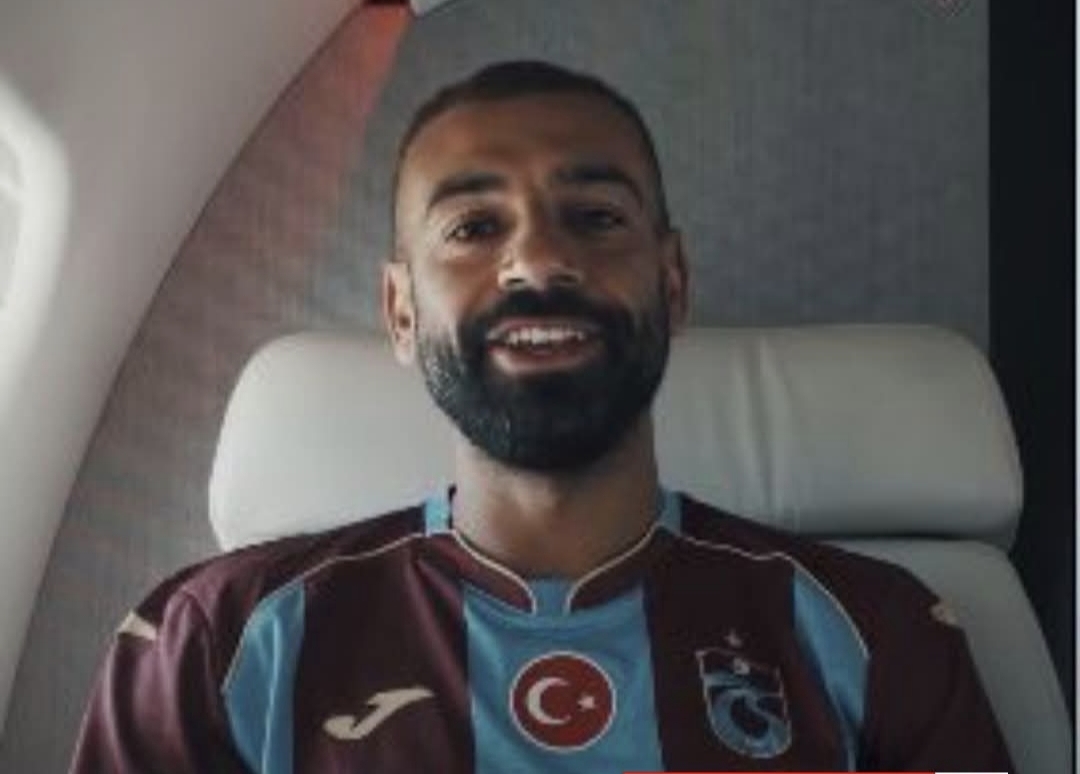 محمد صلاح يظهر بقميص طرابزون سبور على متن طائرة خاصة ويوجه رسالة للجماهير