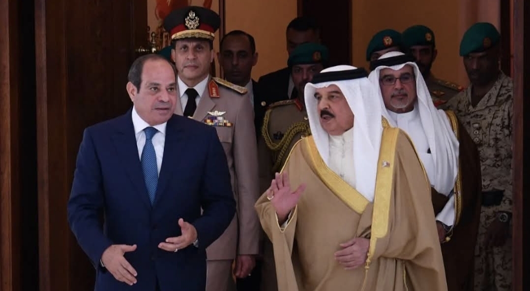 الرئيس السيسي يستقبل ملك البحرين في القاهرة… مباحثات لتعزيز التعاون وبحث تطورات المنطقة