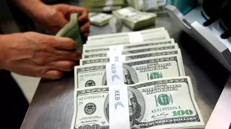 الدولار يواصل ارتفاعه في مصر رغم عودة تدفقات الأموال الساخنة