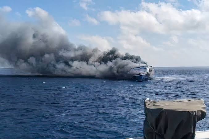 حريق عبارة في إندونيسيا يخلف 5 قتلى و28 مفقودا… وإنقاذ 238 شخصاً