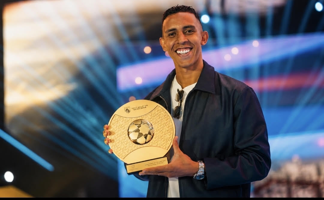 النجم المغربي سفيان رحيمي يتفوق على اللاعب المصري رامي ربيعة ويتوج بجائزة أفضل لاعب في الدوري الإماراتي