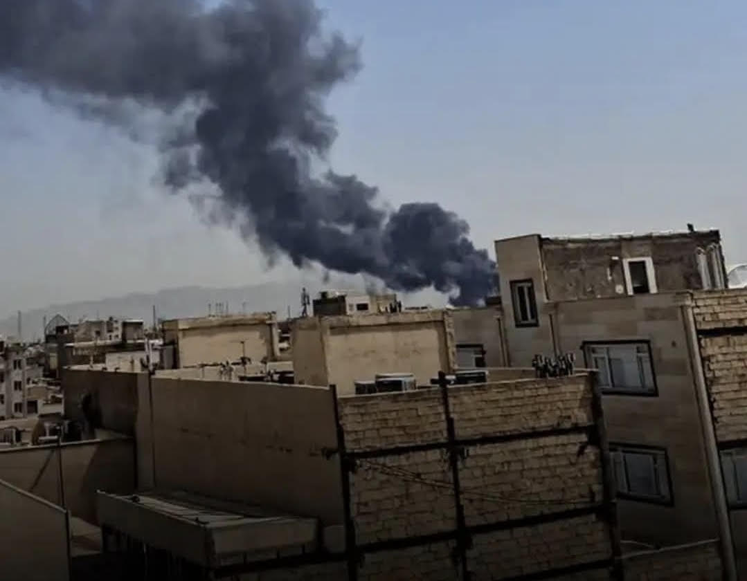 دخان كثيف في سماء طهران بعد حريق داخل مصفاة نفط وإصابة شخص
