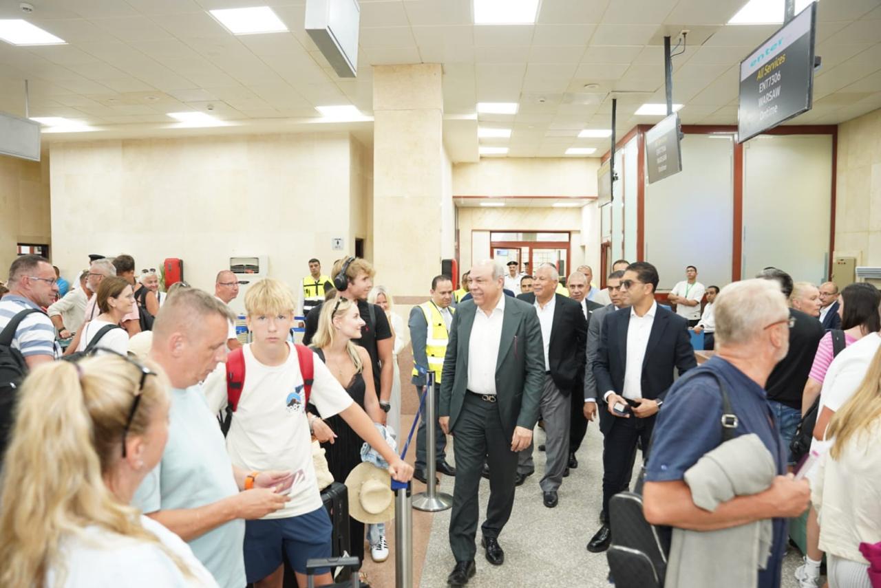 وزير الطيران يبحث مع محافظ مطروح والقطاع السياحي سبل تنمية الحركة الجوية الوافدة