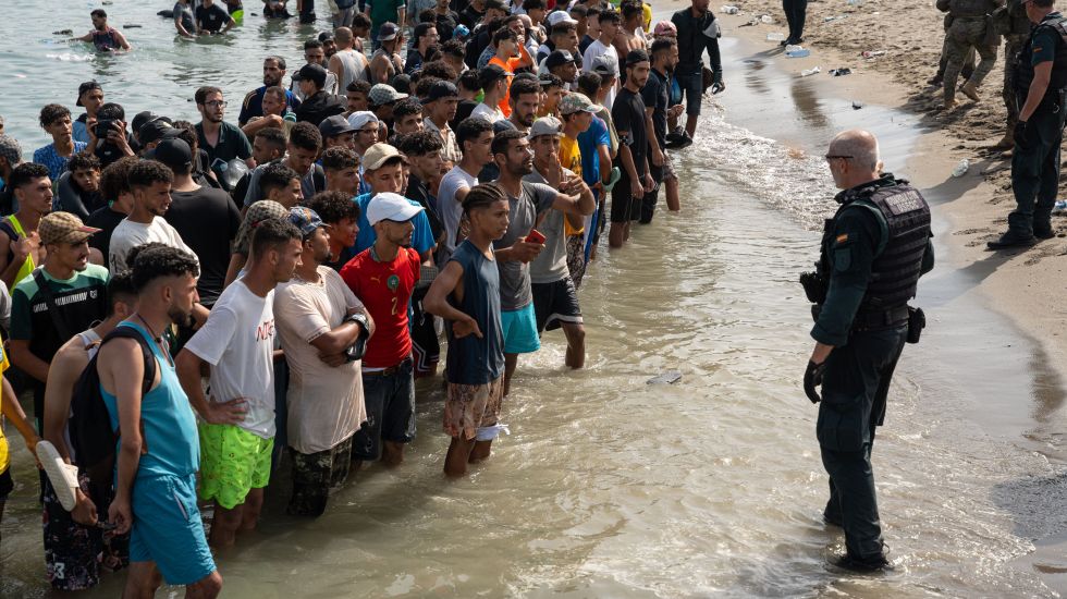 إسبانيا ترحل 51 مهاجرا جزائريا من سبتة إلى الجزائر