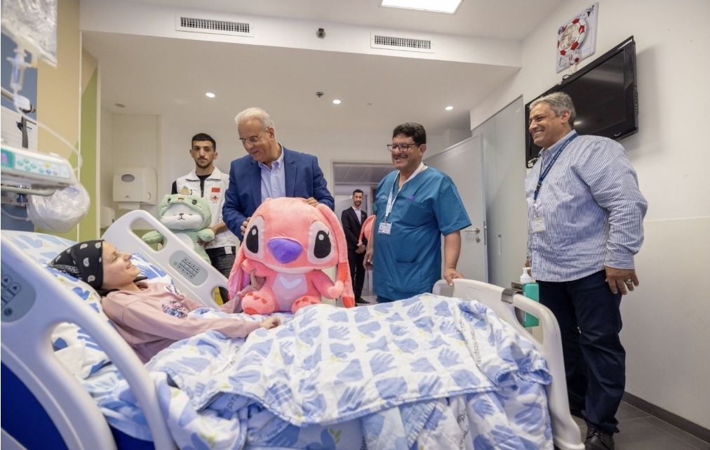 «بيت مال القدس» يوزع هدايا وحقائب مدرسية على أطفال مرضى السرطان والكلى بالقدس