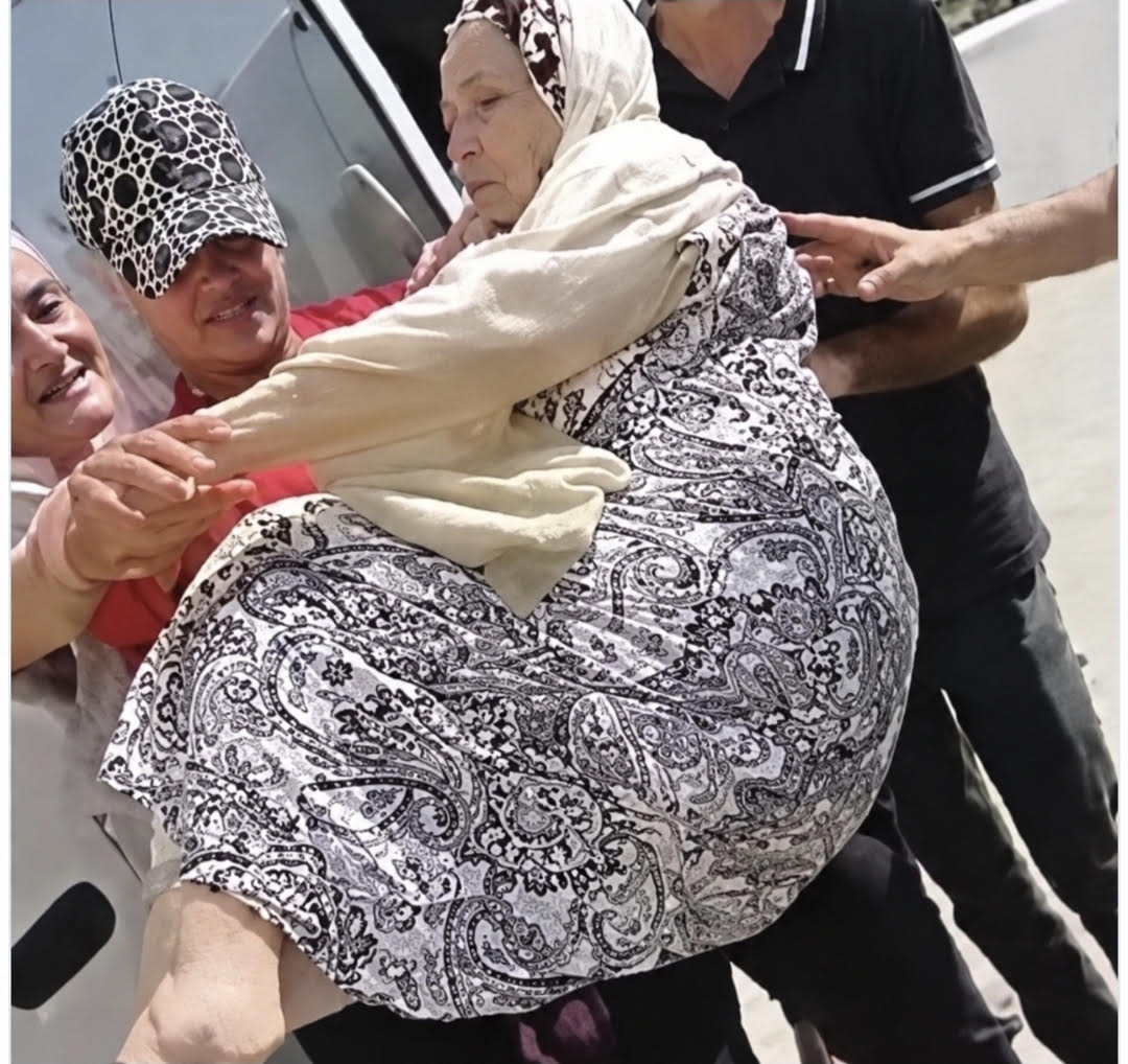 في الجزائر…فيديو لسيدة مسنة نقلت من الاستعجالات إلى مكتب بريد لسحب راتبها يثير الجدل