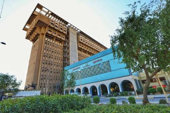 العراق… يقيل أربعة ضباط بوزارة الداخلية ويُحيلهم إلى التحقيق بسبب إهانة العلم الأميركي