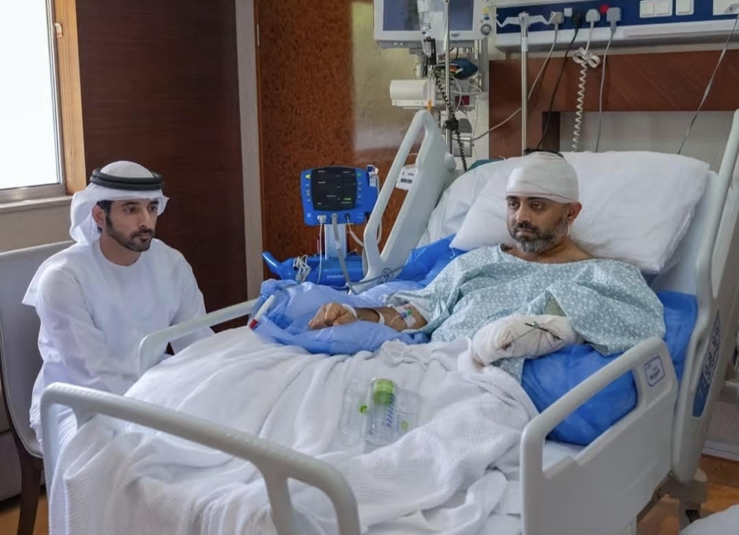 ولي عهد دبي يزور الطيار الهندي المصاب في حادثة «فلاي دبي»
